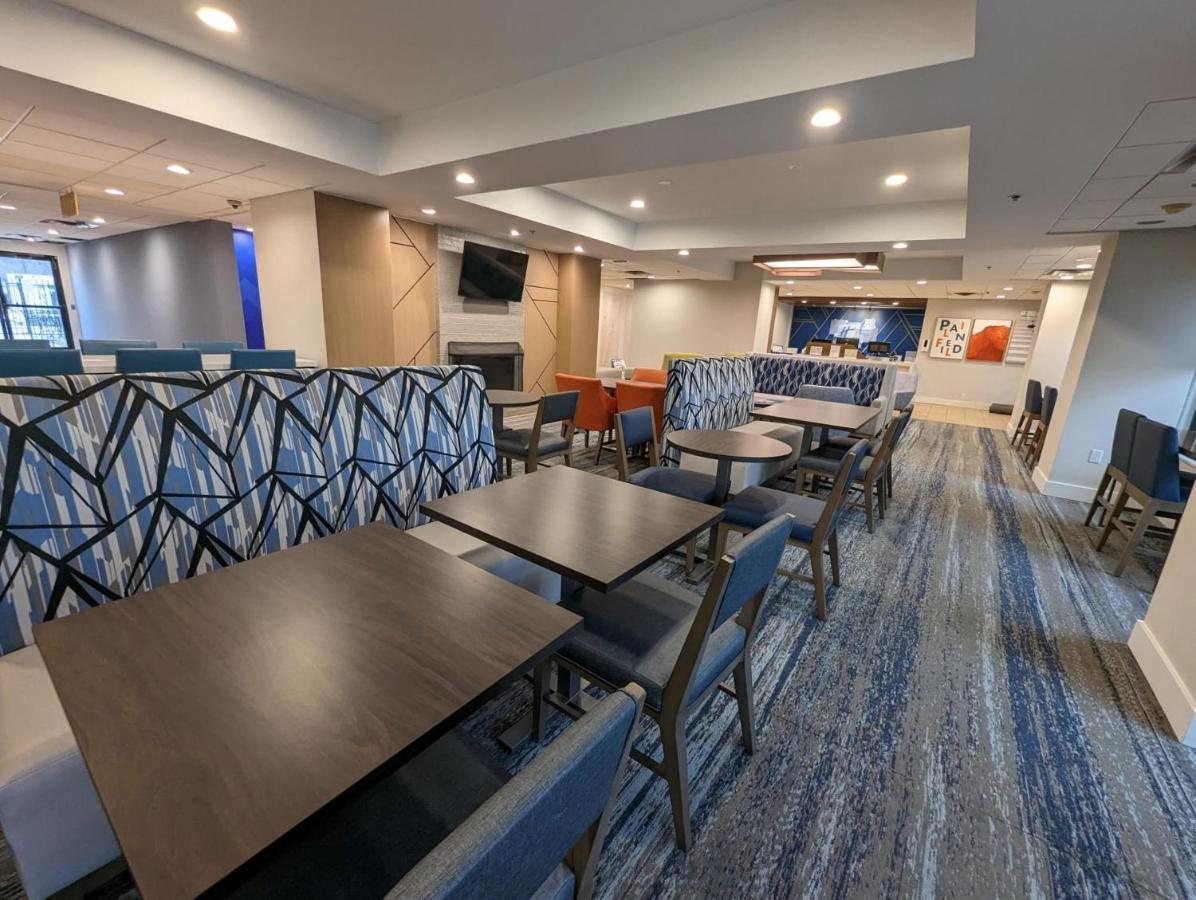 Holiday Inn Express Indianapolis Airport By Ihg Плейнфийлд Екстериор снимка
