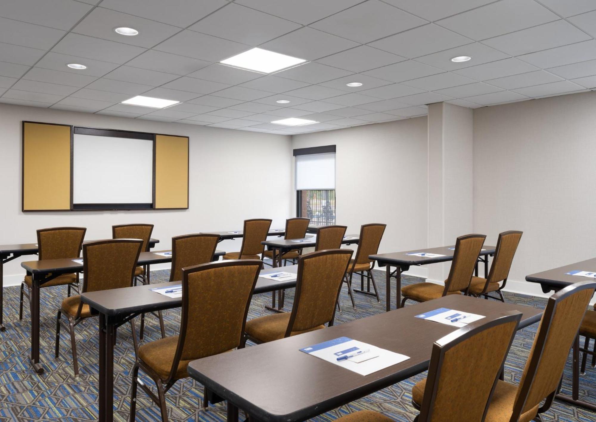 Holiday Inn Express Indianapolis Airport By Ihg Плейнфийлд Екстериор снимка