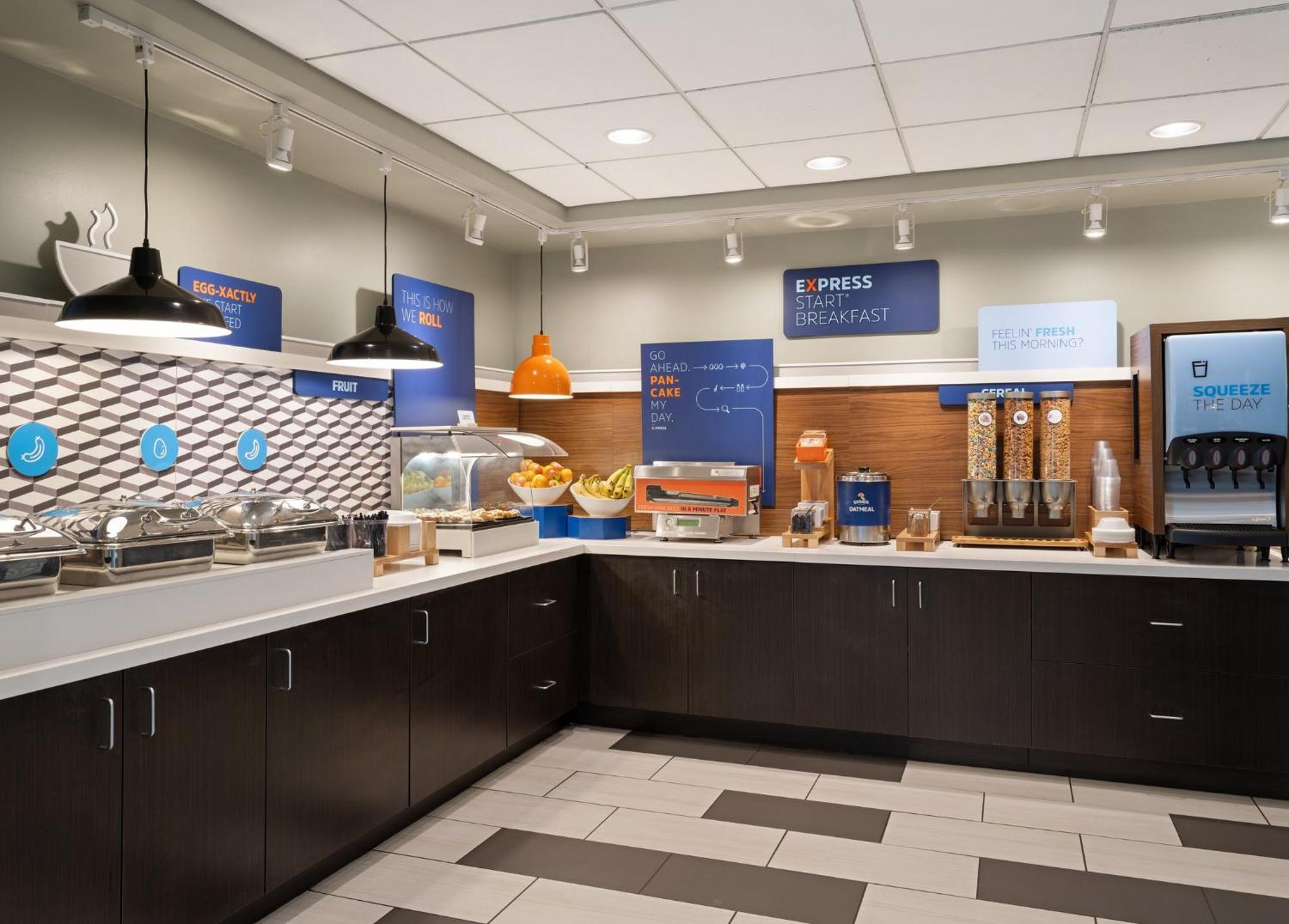 Holiday Inn Express Indianapolis Airport By Ihg Плейнфийлд Екстериор снимка