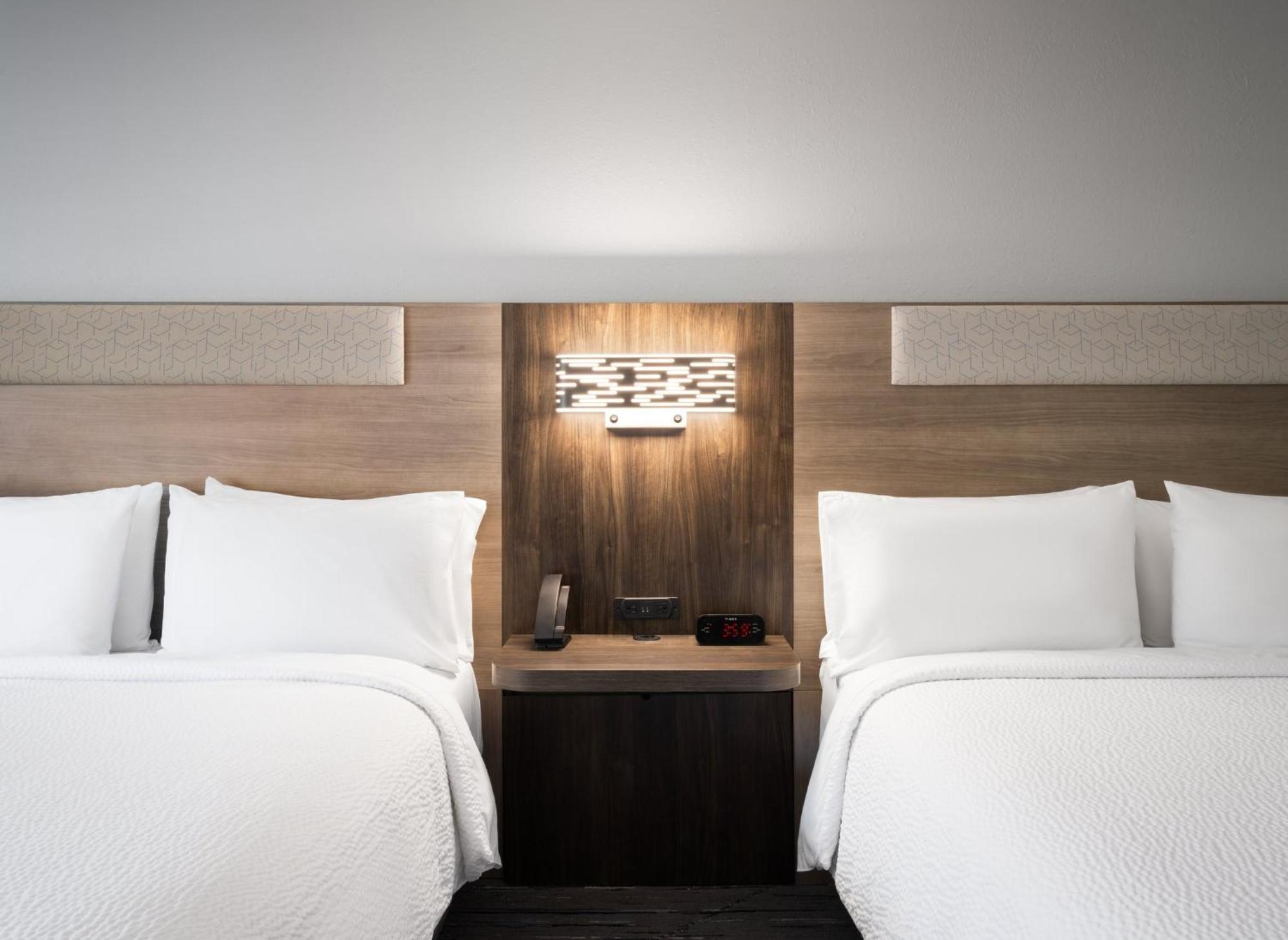 Holiday Inn Express Indianapolis Airport By Ihg Плейнфийлд Екстериор снимка
