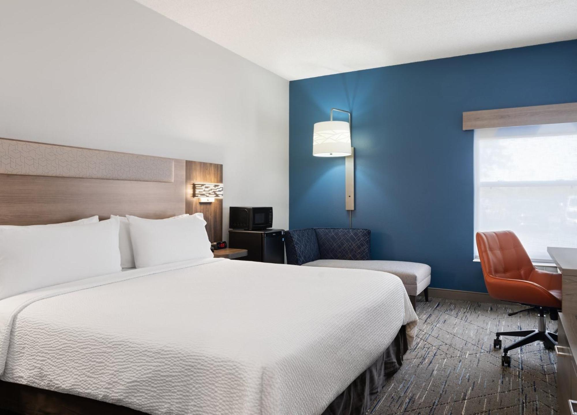 Holiday Inn Express Indianapolis Airport By Ihg Плейнфийлд Екстериор снимка