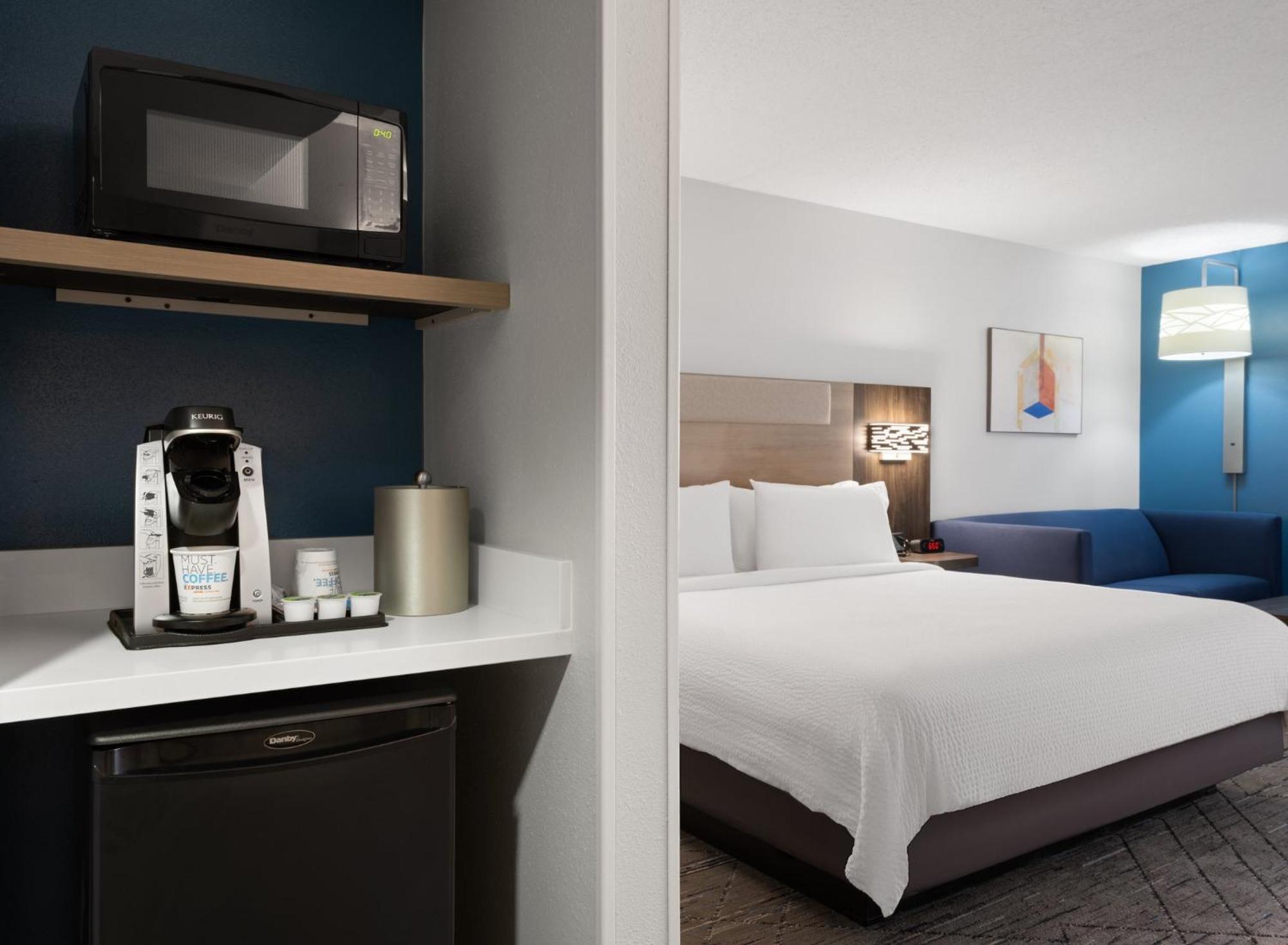 Holiday Inn Express Indianapolis Airport By Ihg Плейнфийлд Екстериор снимка
